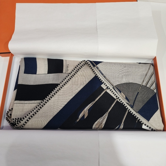 GIFTABLE Hermès Arcs-en-Ciel Triangle Cashmere/Silk - Picture 4 of 10